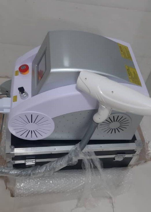 دستگاه لیزر کیوسوئیچ پاکسازی تاتو و کربن تراپی پوست