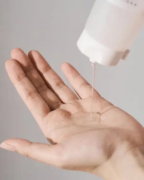 ژل شستشو روشن کننده صورت سنتلا اسکین 1004